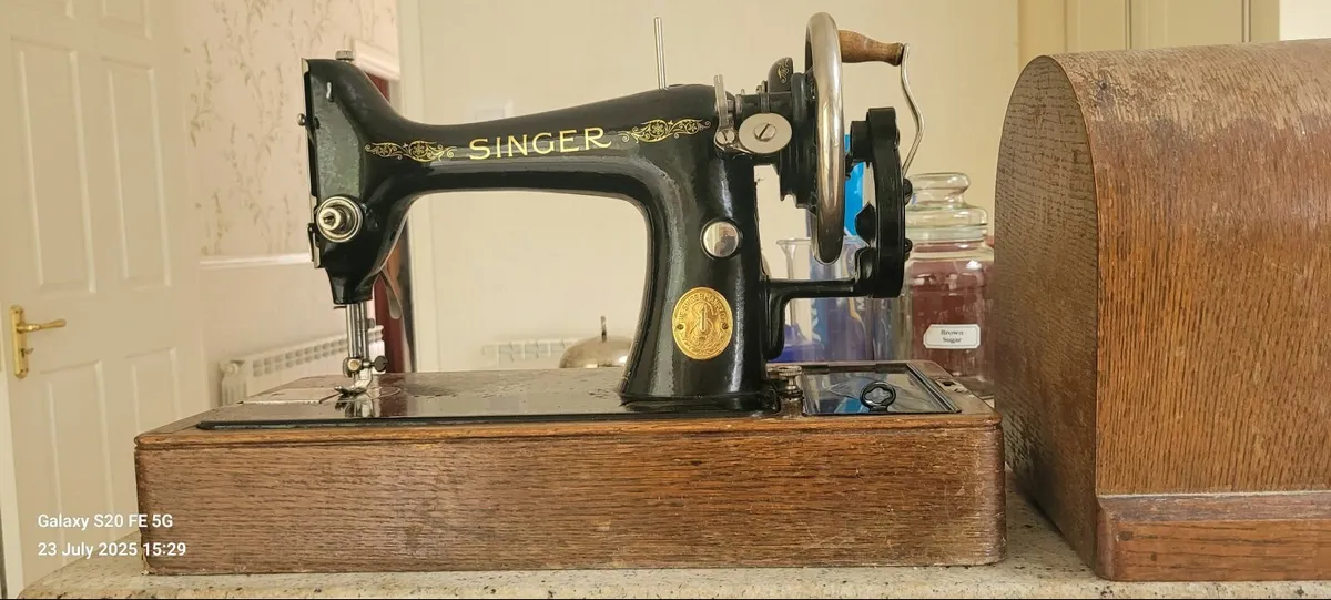 Singer Sewing machine - Image 2