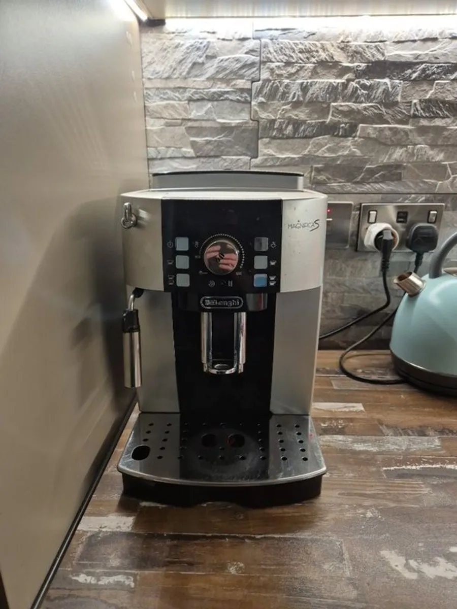 De longhi coffee machine - Image 1