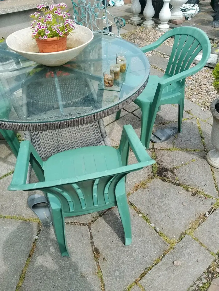 Garden table and 3 chairs - Image 1