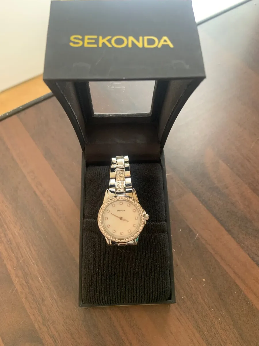 Cute silver watch - Image 1
