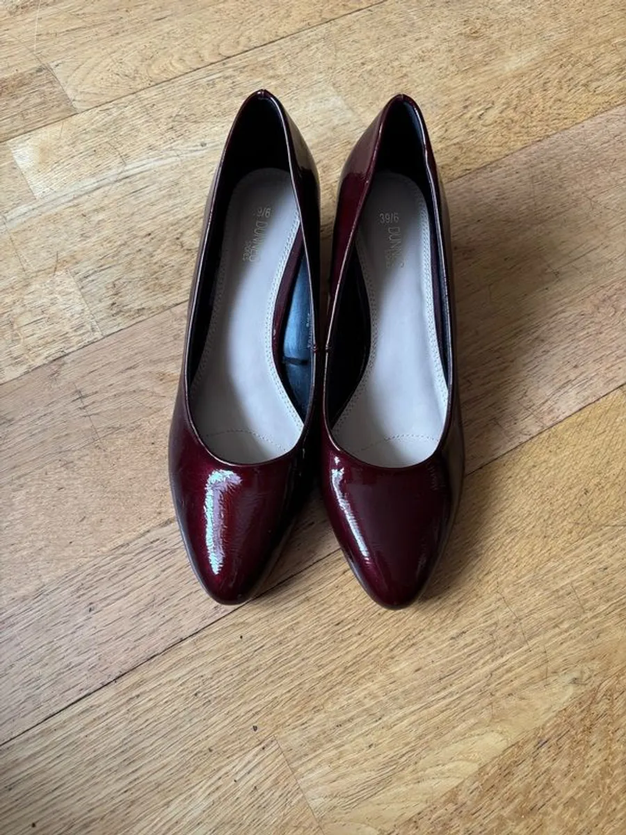 Burgundy red shoes with gold detail - Image 1