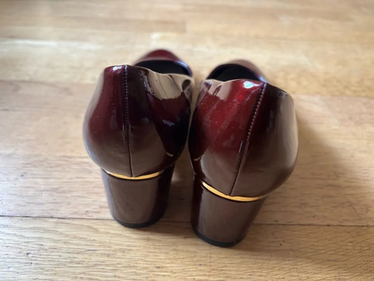 Burgundy red shoes with gold detail - Image 2