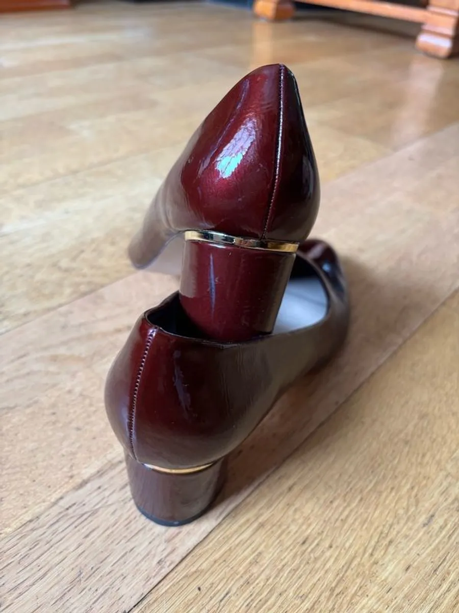 Burgundy red shoes with gold detail - Image 3