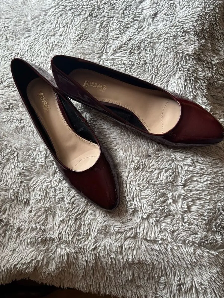 Burgundy red shoes with gold detail - Image 4