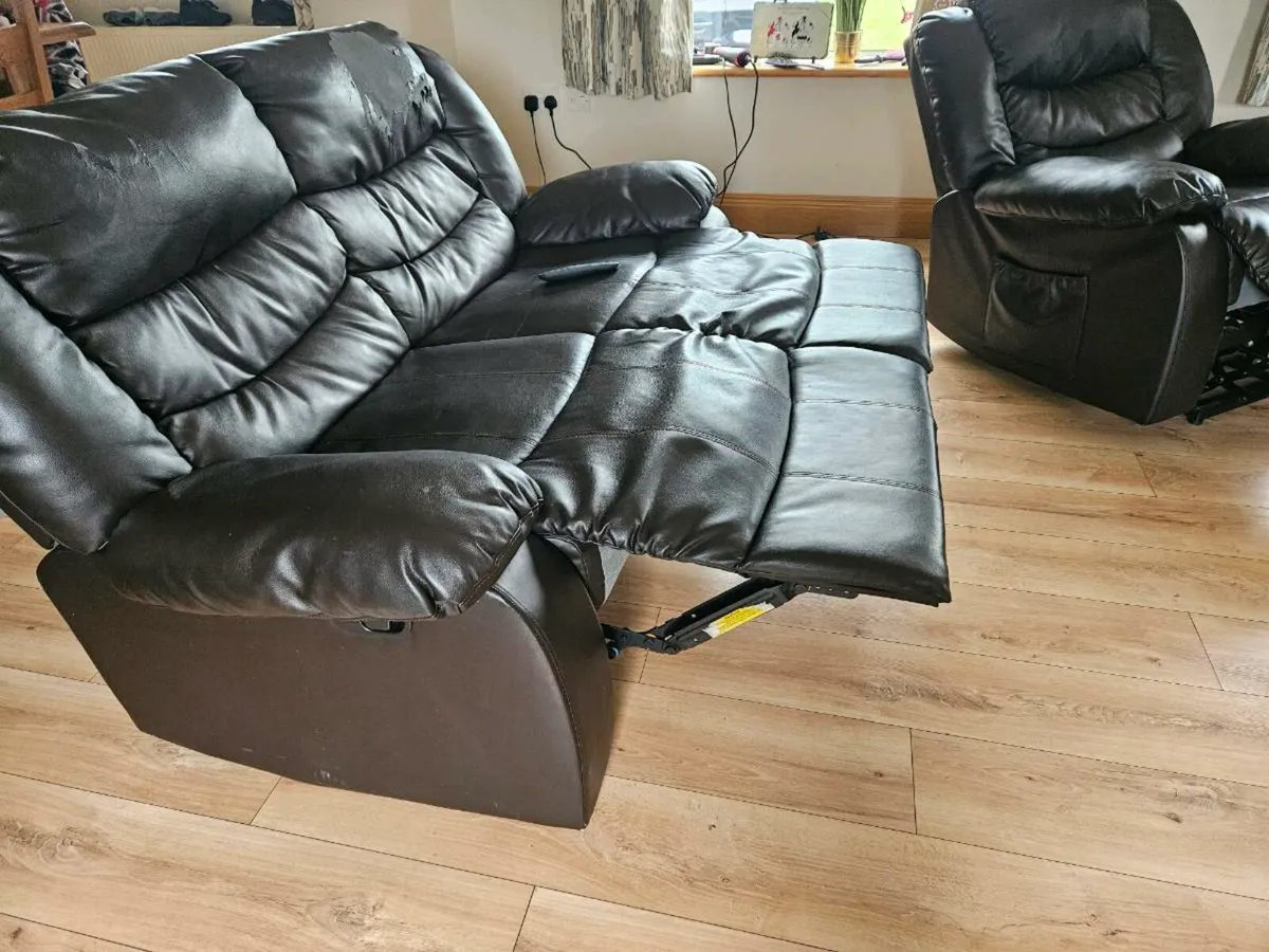 3 Seater recliner 2 Seater recliner 2 x Arm chairs - Image 1