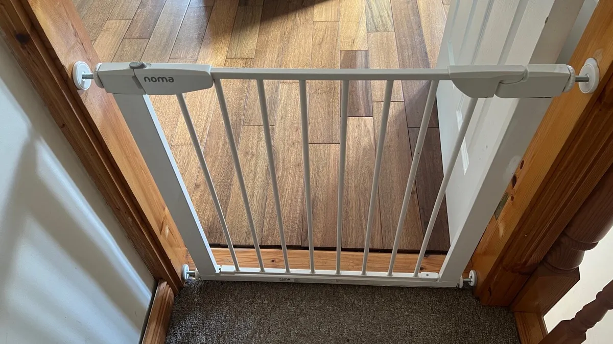 Noma Flat Step Pressure Fit Stair Gate White - Image 2