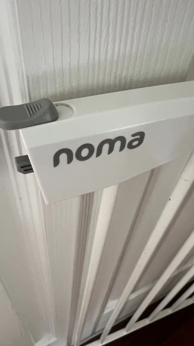 Noma Flat Step Pressure Fit Stair Gate White - Image 3