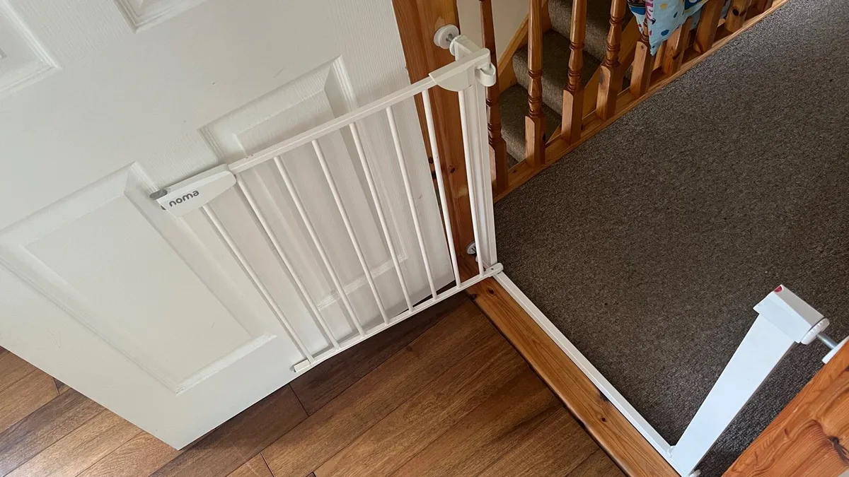 Noma Flat Step Pressure Fit Stair Gate White - Image 4