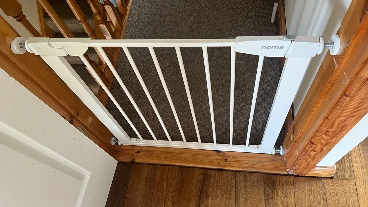 Noma Flat Step Pressure Fit Stair Gate White - Image 1