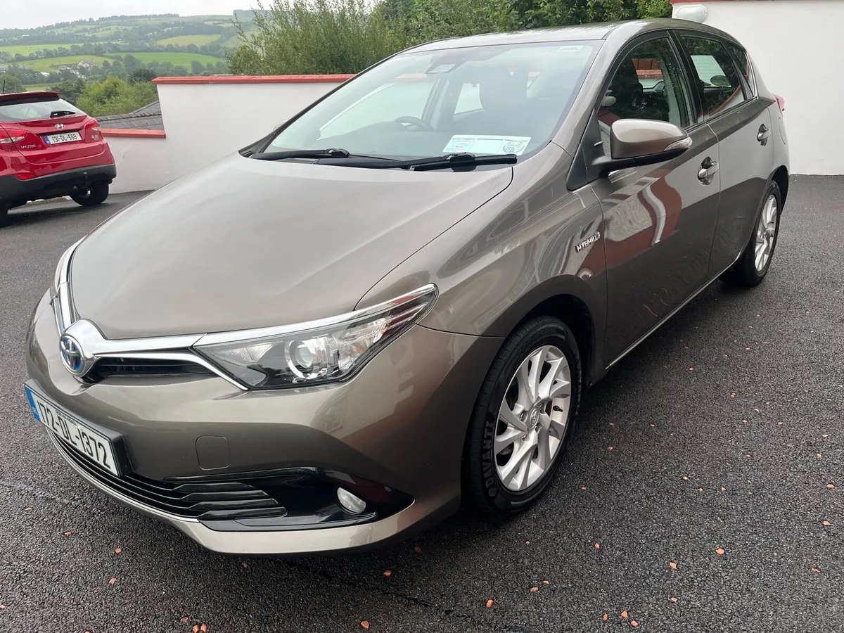 2017 Toyota auris petrol hybrid business auto - Image 2