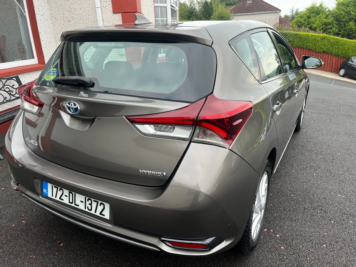 2017 Toyota auris petrol hybrid business auto - Image 3