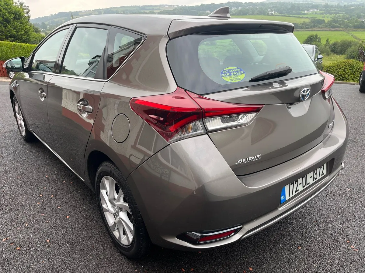 2017 Toyota auris petrol hybrid business auto - Image 4