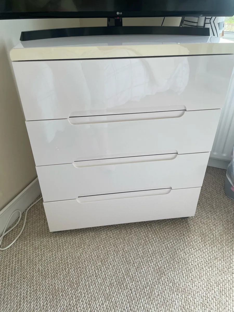 chest of drawers - Image 1