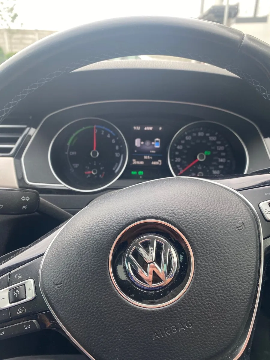 Volkswagen Passat 2017 - Image 2