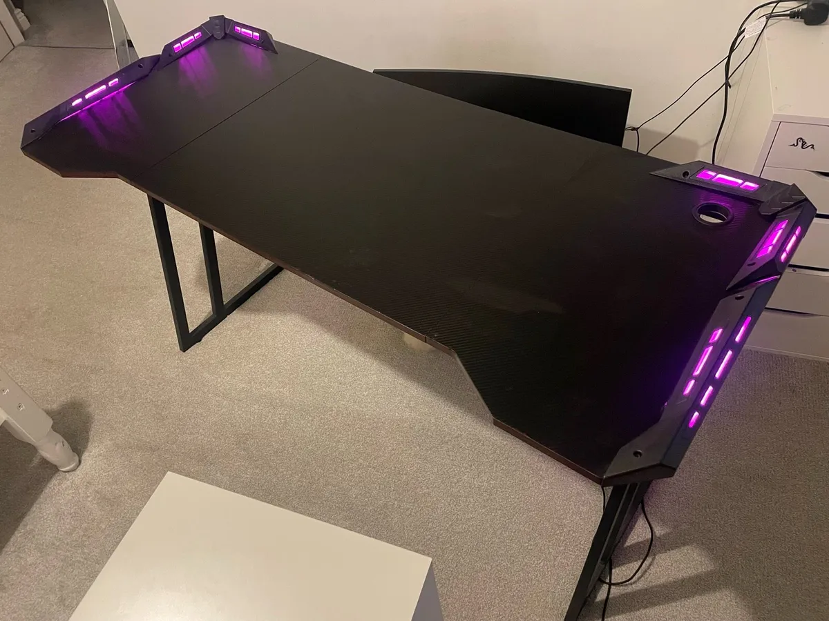 Gaming desk with LED lights - Image 1