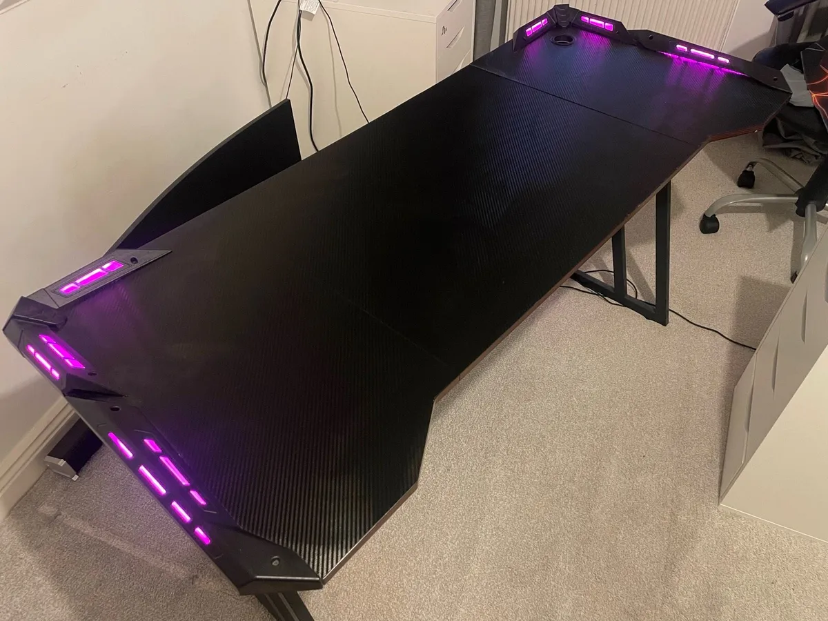 Gaming desk with LED lights - Image 2