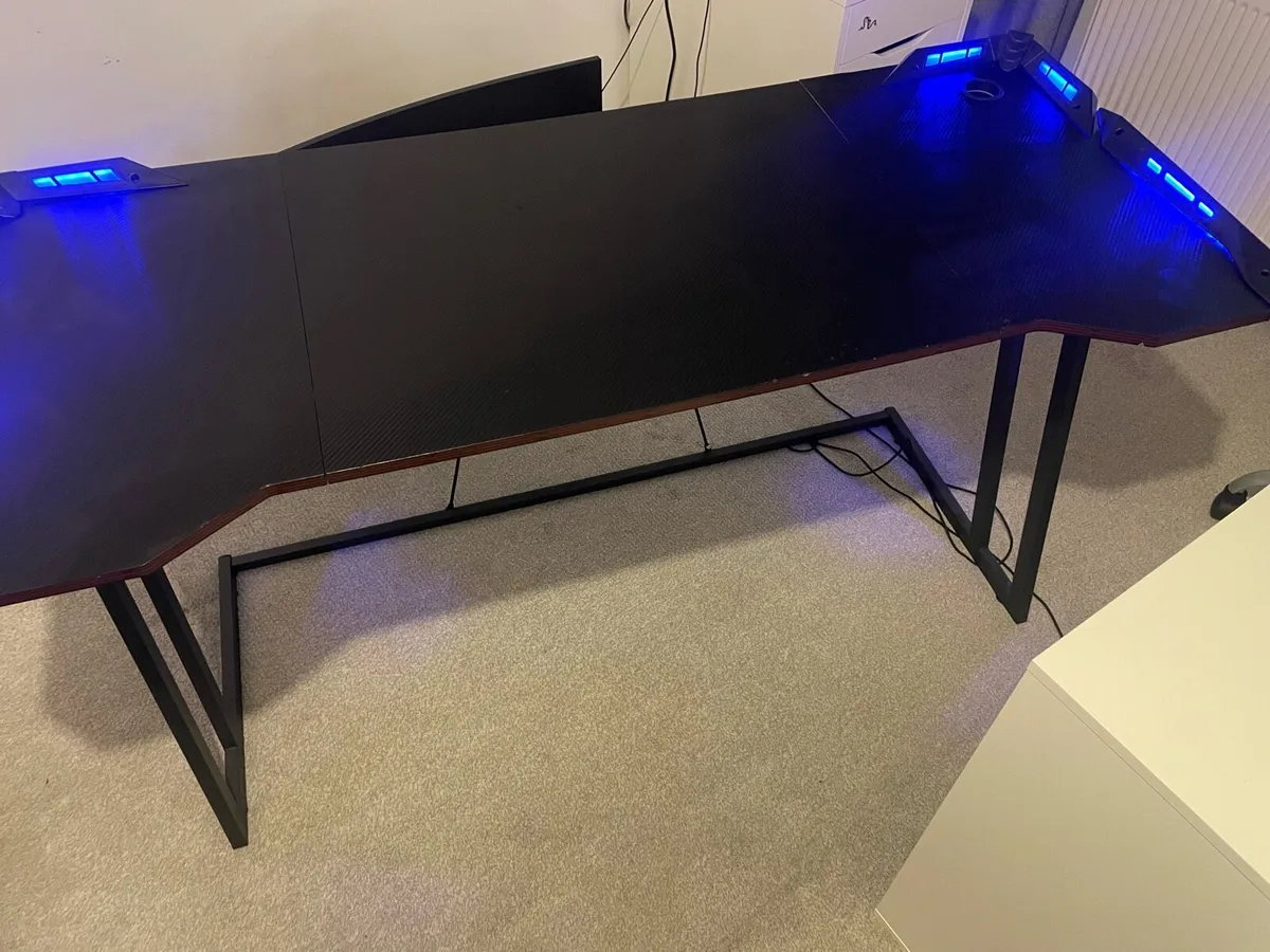 Gaming desk with LED lights - Image 3