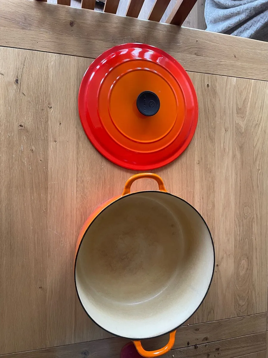 Set of 2 le creuset cast iorn casserole dishes - Image 3