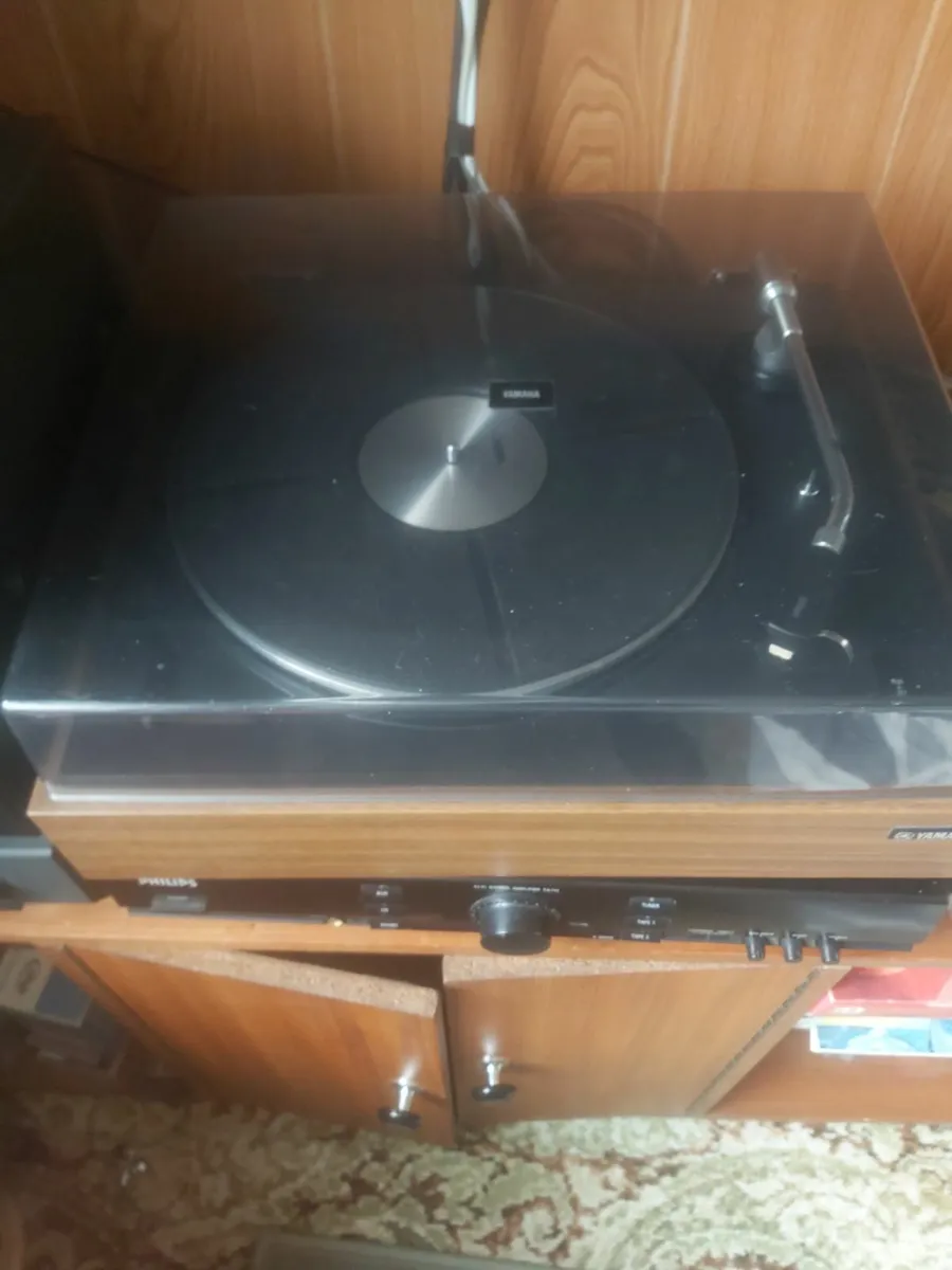 Yamaha vintage turn table - Image 1