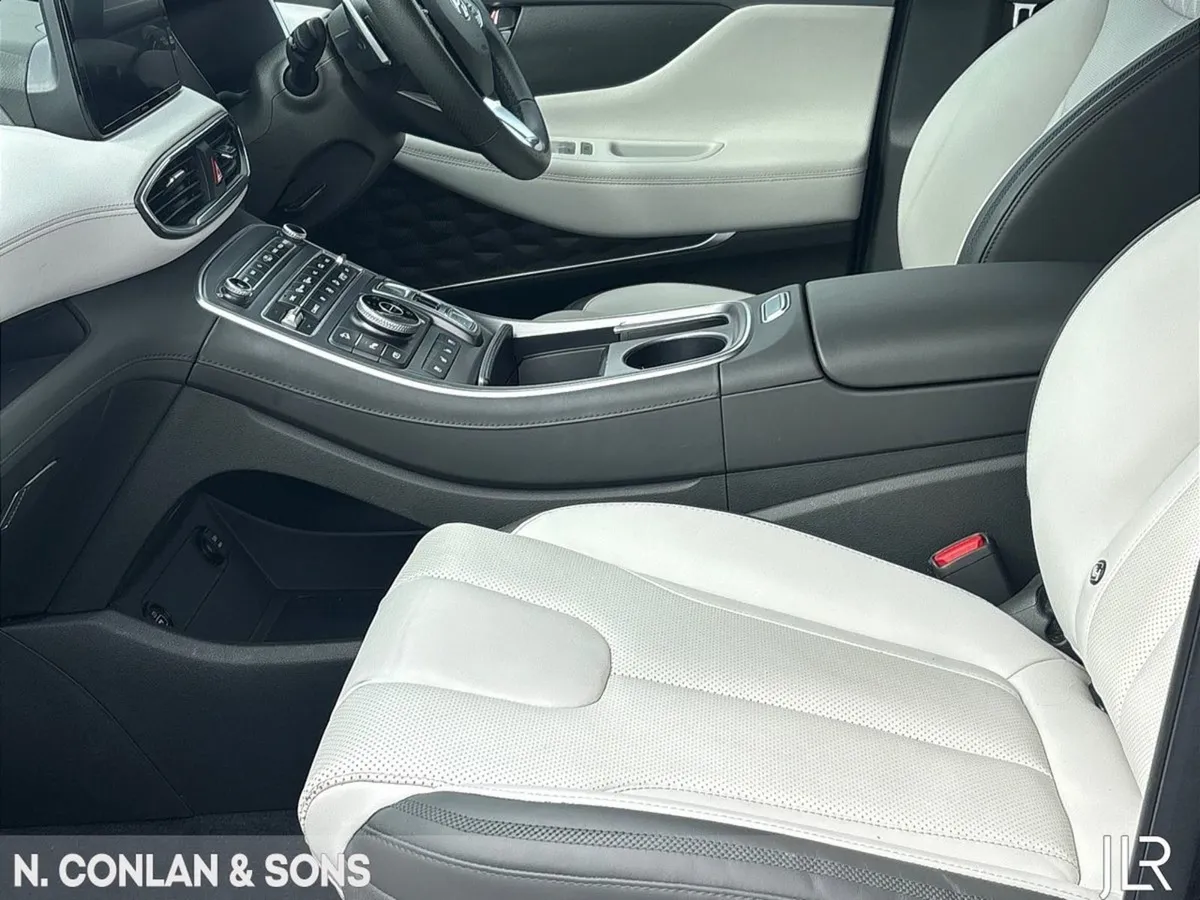 Hyundai Santa Fe 1.6 Phev 4WD Executive Plus Auto - Image 3