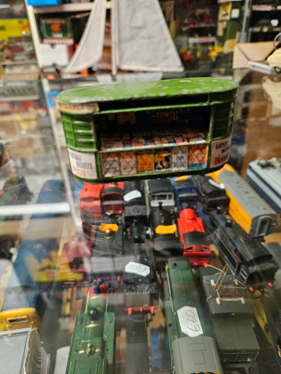 Hornby OO Gauge Platform Kiosk Metal - Image 1