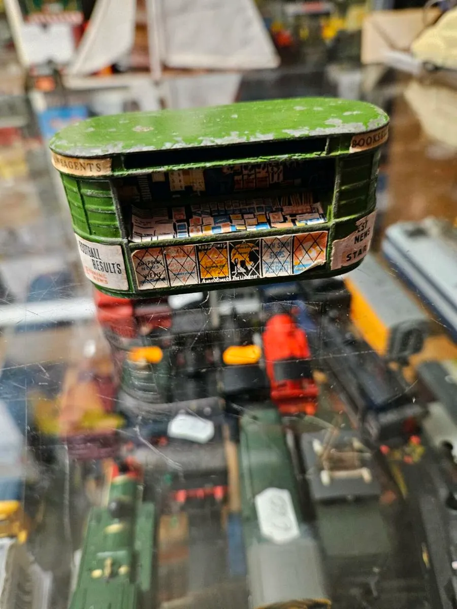Hornby OO Gauge Platform Kiosk Metal - Image 4