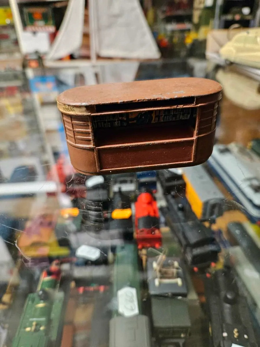 Hornby OO Gauge Platform Kiosk Metal - Image 1