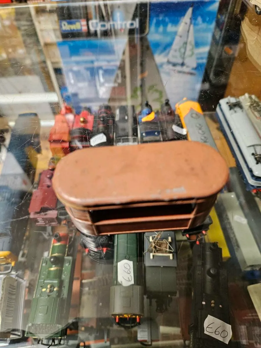 Hornby OO Gauge Platform Kiosk Metal - Image 2