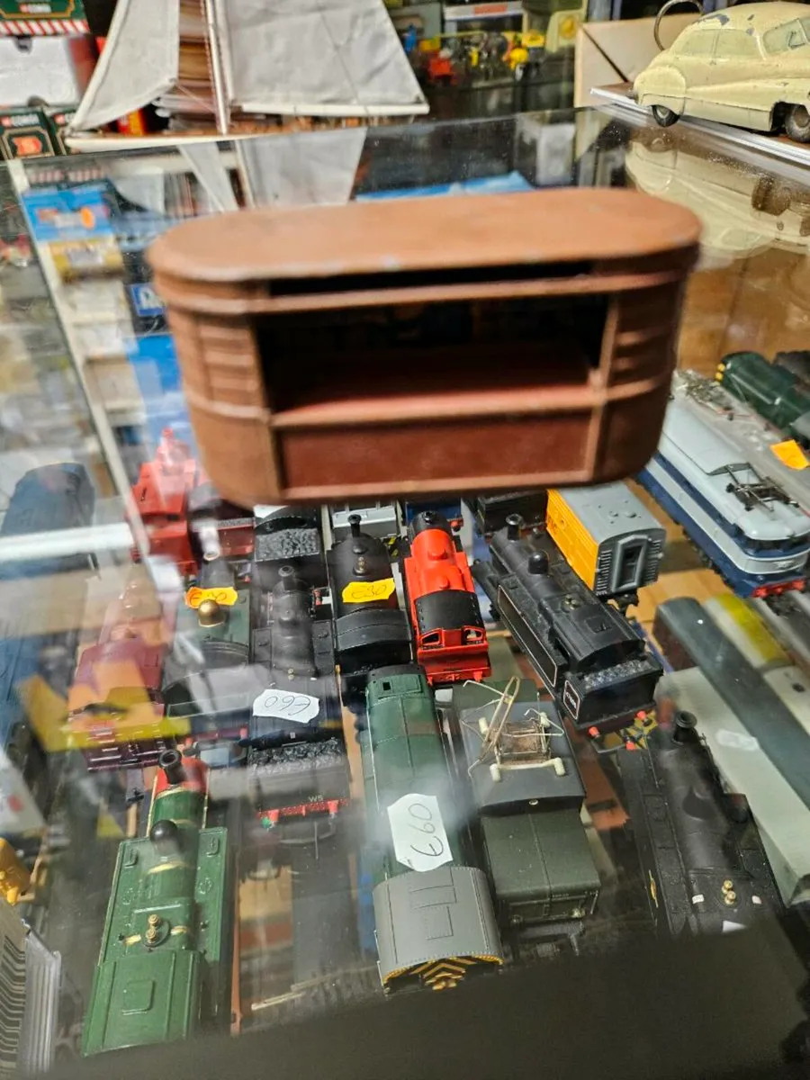 Hornby OO Gauge Platform Kiosk Metal - Image 4