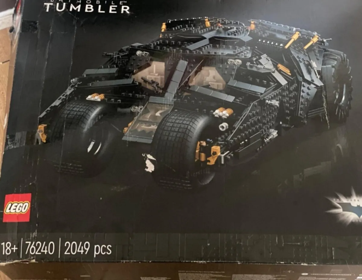 LEGO Batmobile Tumbler 76240 - Image 2