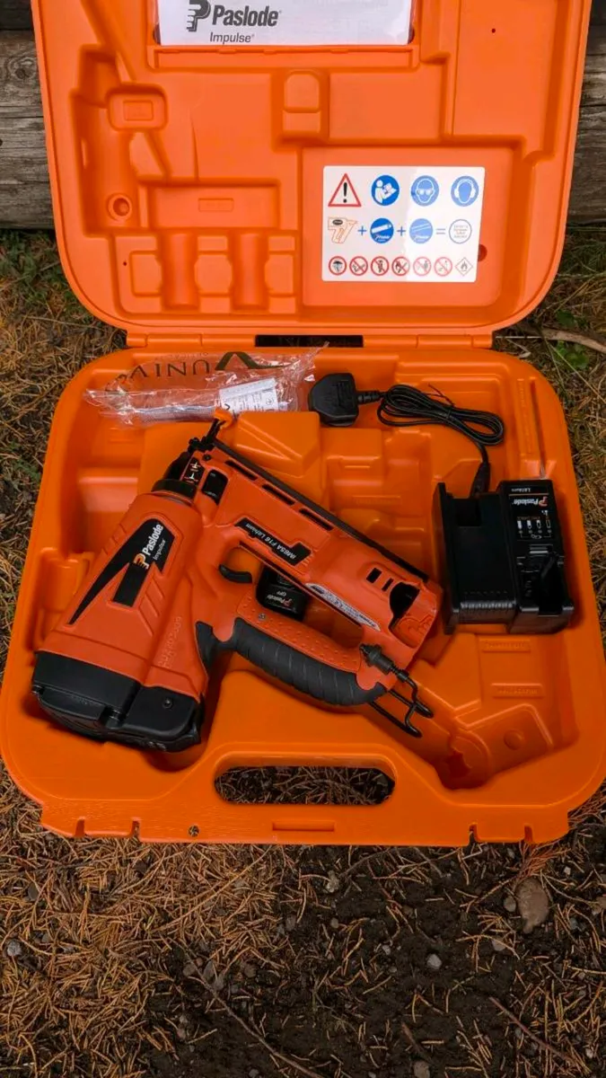 Paslode IM65A Angled 2nd Fix Lithium Nail Gun Kit - Image 1