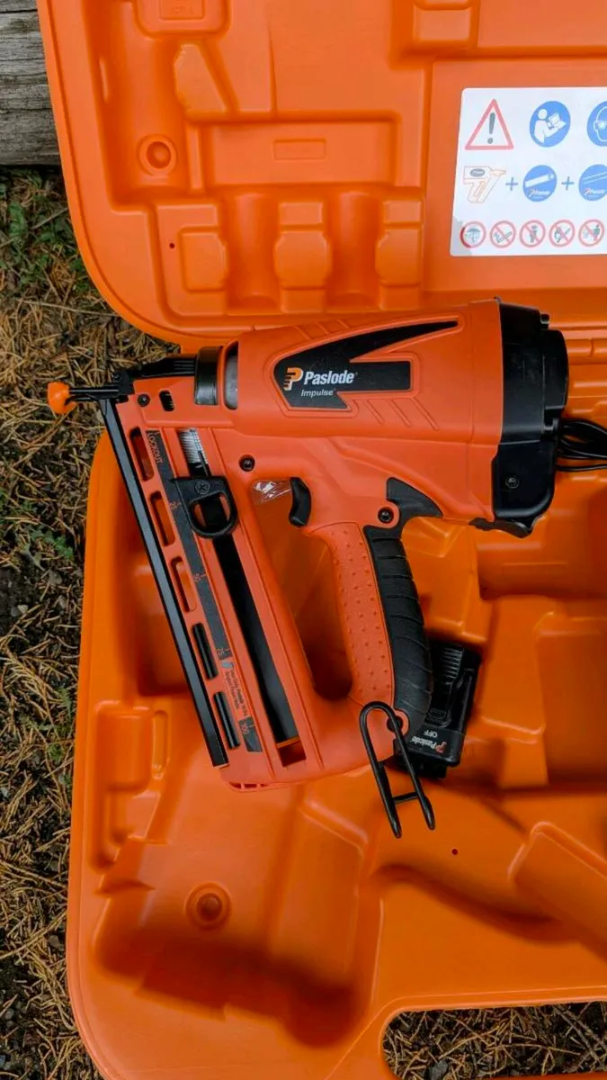 Paslode IM65A Angled 2nd Fix Lithium Nail Gun Kit - Image 2