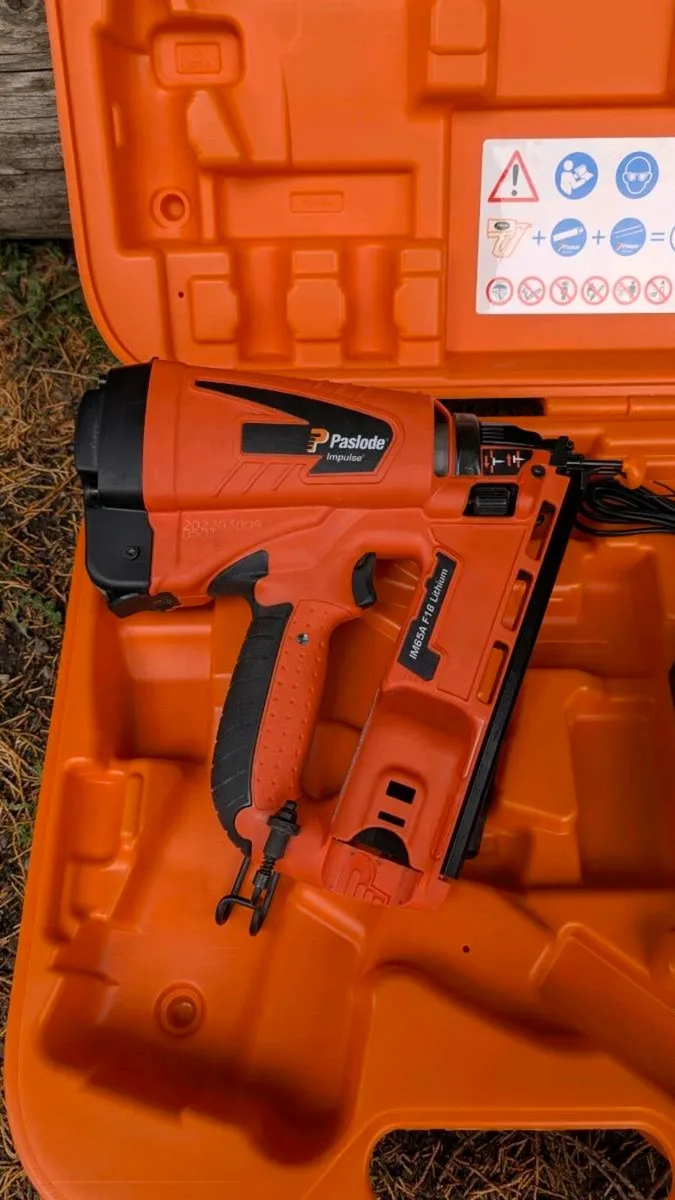 Paslode IM65A Angled 2nd Fix Lithium Nail Gun Kit - Image 3
