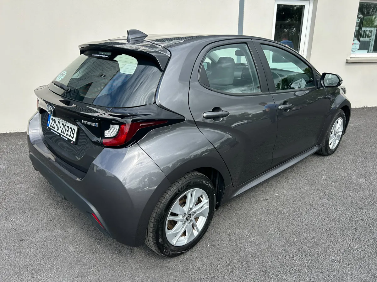 221 Toyota Yaris 1.5 Hybrid Luna Auto - Image 4