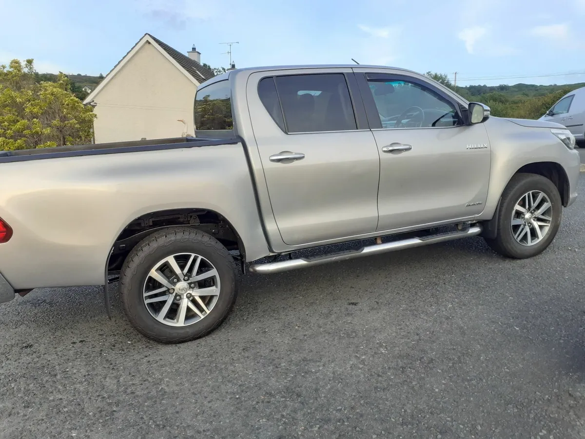 Toyota hilux invincible  crewcab - Image 2