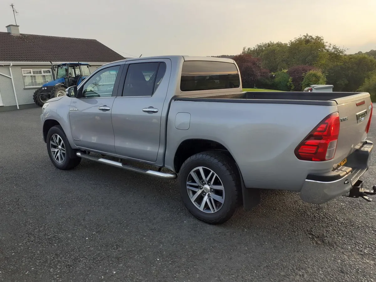 Toyota hilux invincible  crewcab - Image 3