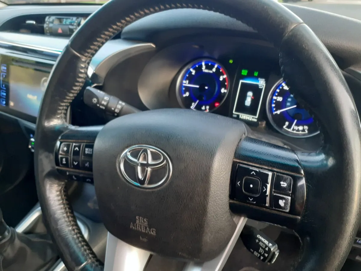 Toyota hilux invincible  crewcab - Image 4