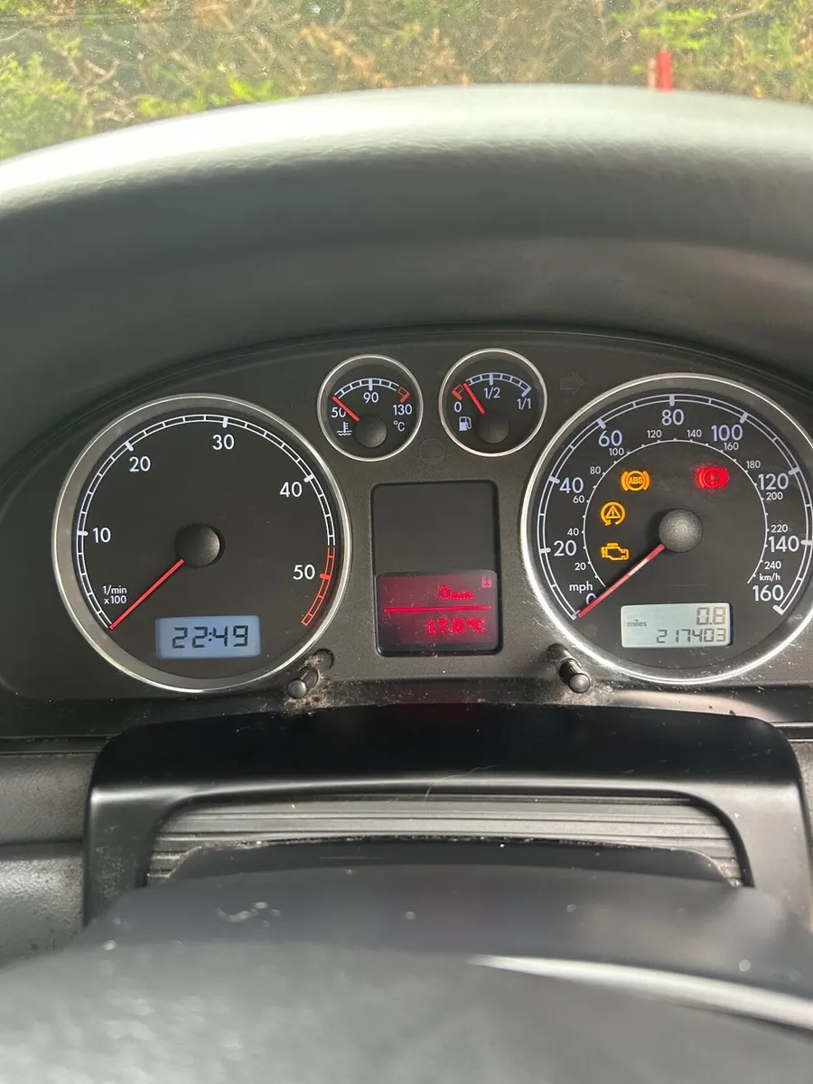 Volkswagen Passat 2004 - Image 2