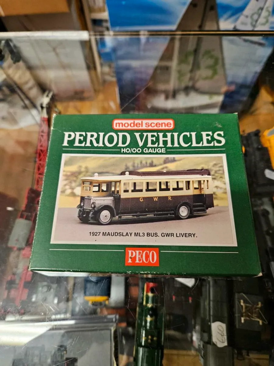 Hornby Peco OO Gauge Model Bus Kit - Image 1