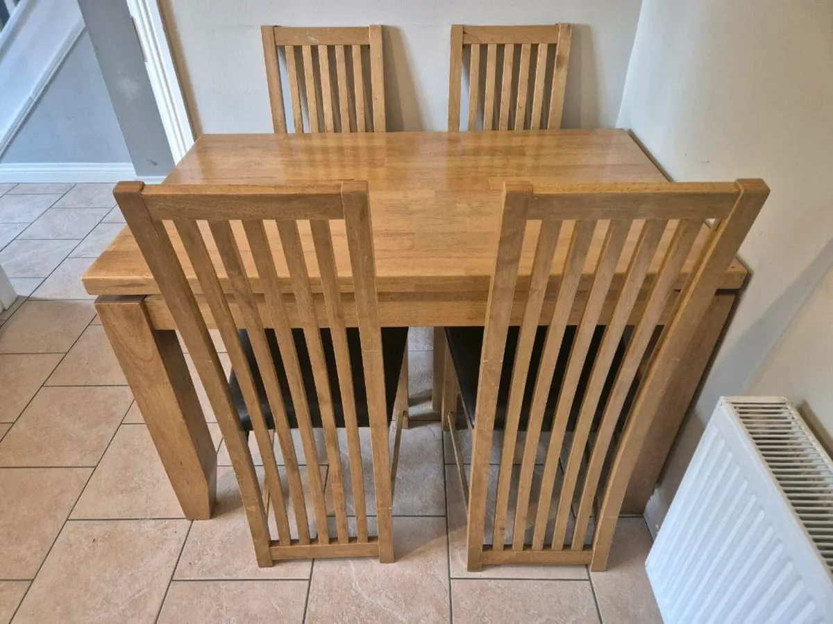 Table and 4 chairs - Image 1