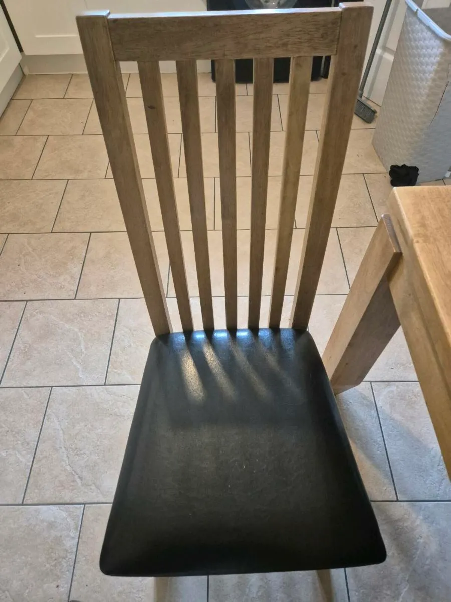 Table and 4 chairs - Image 2