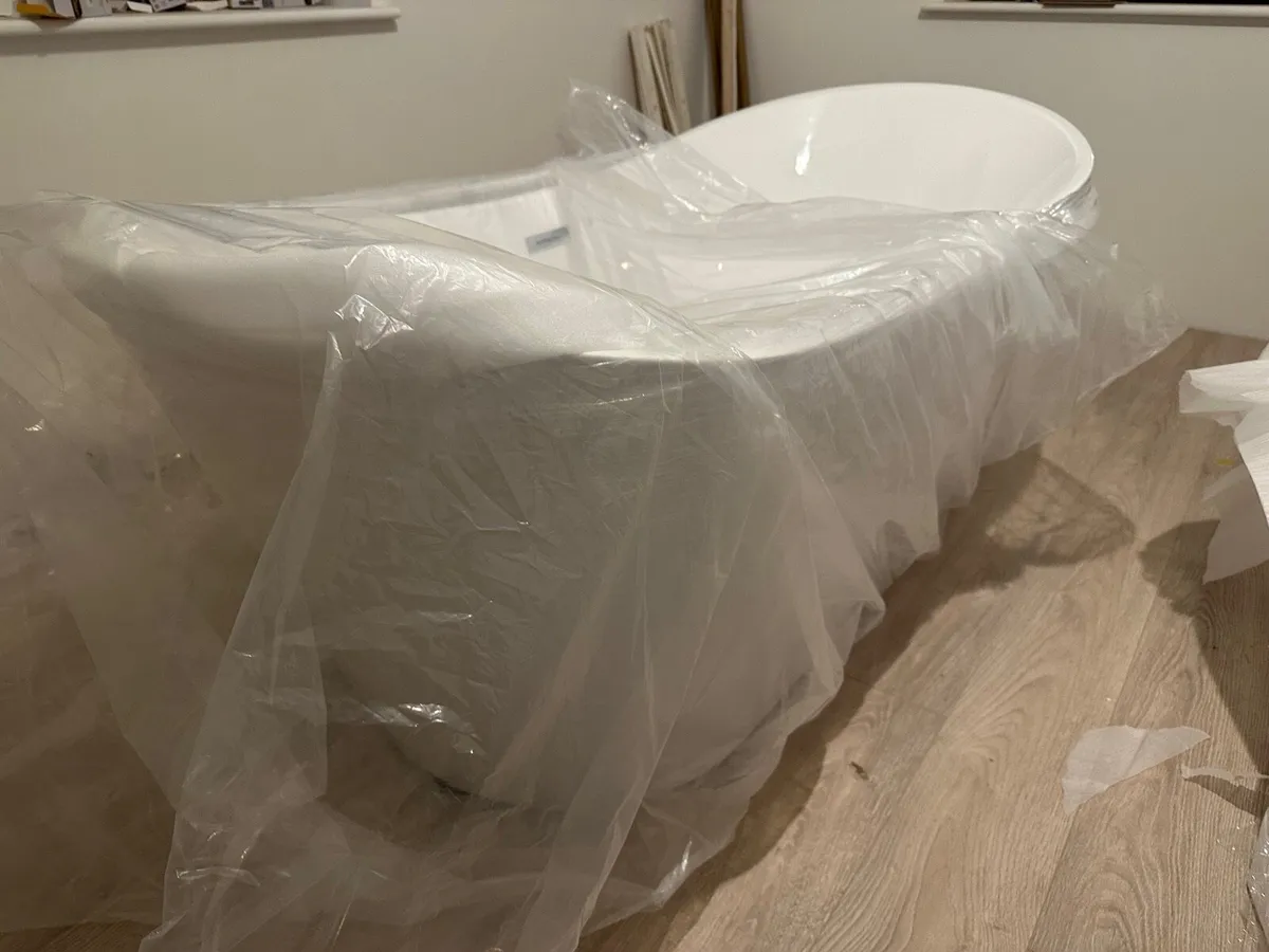 Free Standing 1700 Bathtub - Image 1