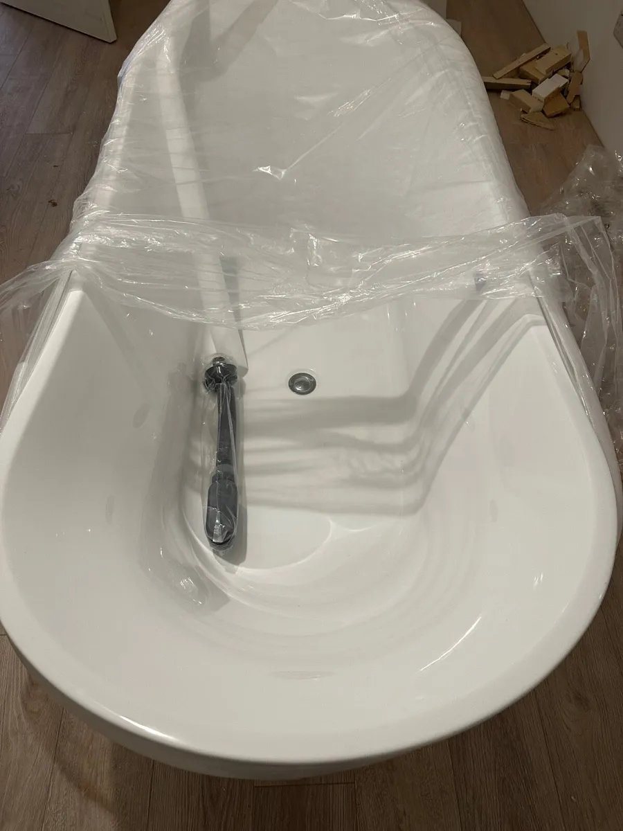 Free Standing 1700 Bathtub - Image 2