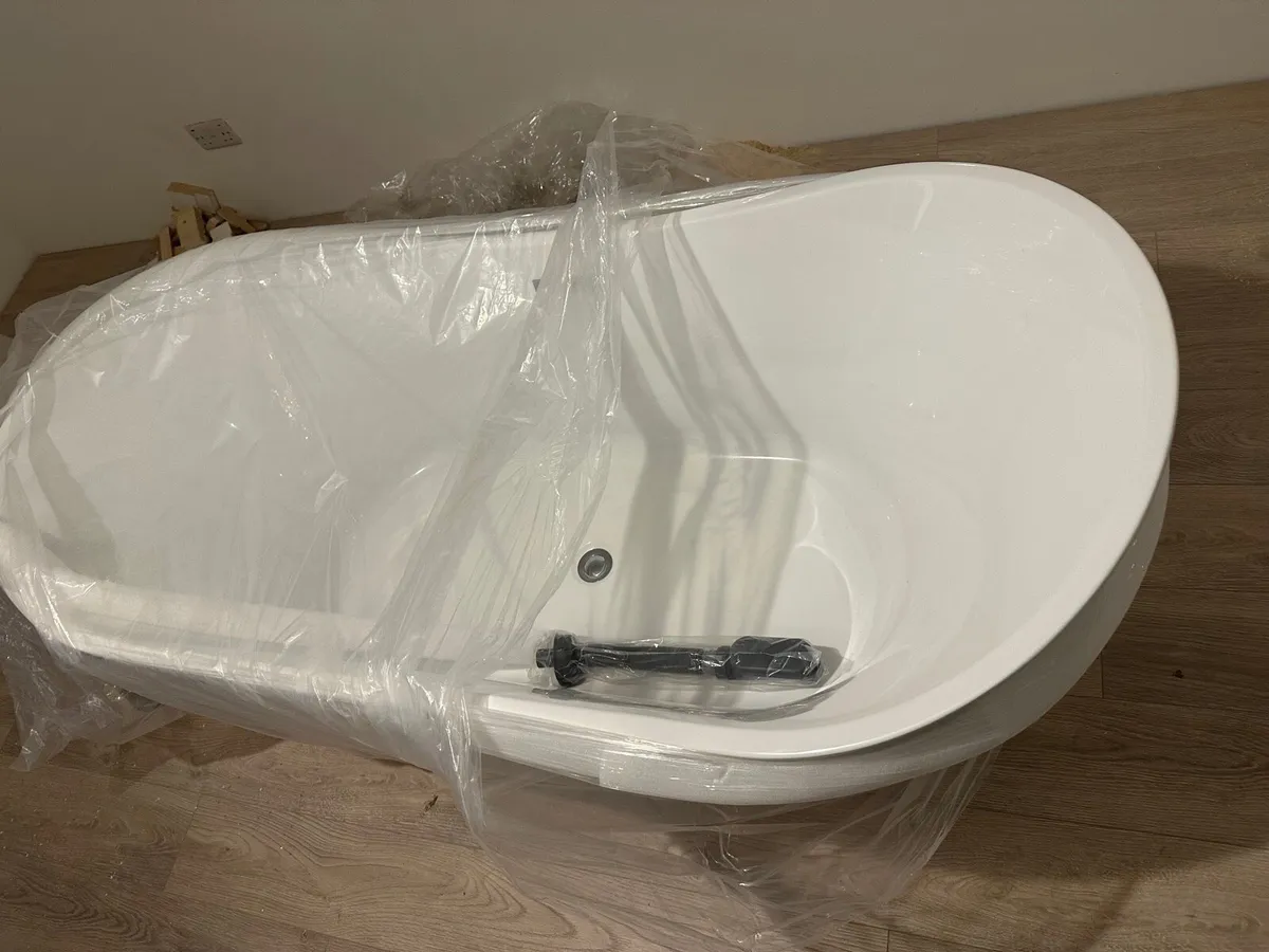 Free Standing 1700 Bathtub - Image 4