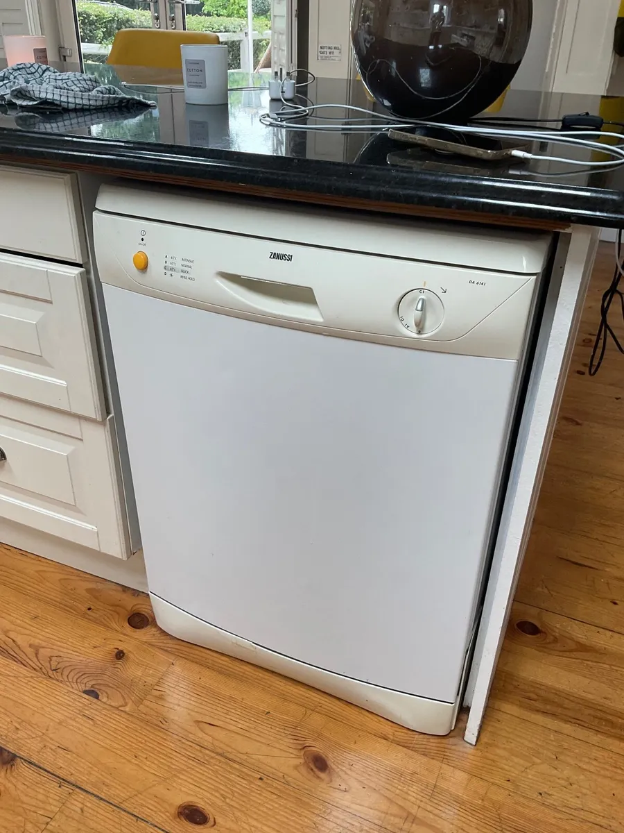 Zanussi dishwasher working perfectly - Image 2