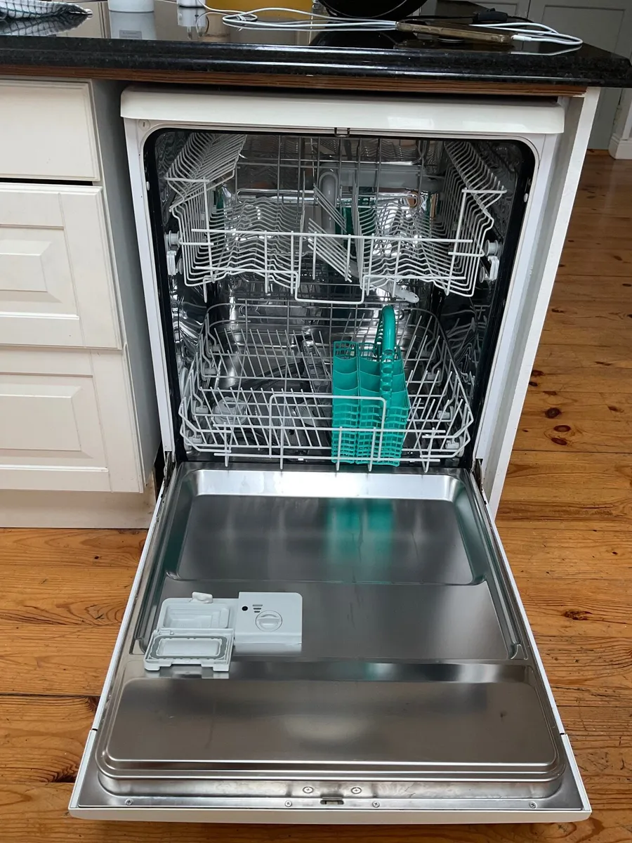 Zanussi dishwasher working perfectly - Image 3