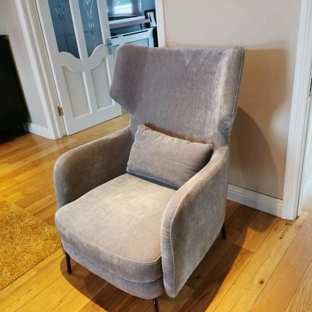 High back chair - Image 1