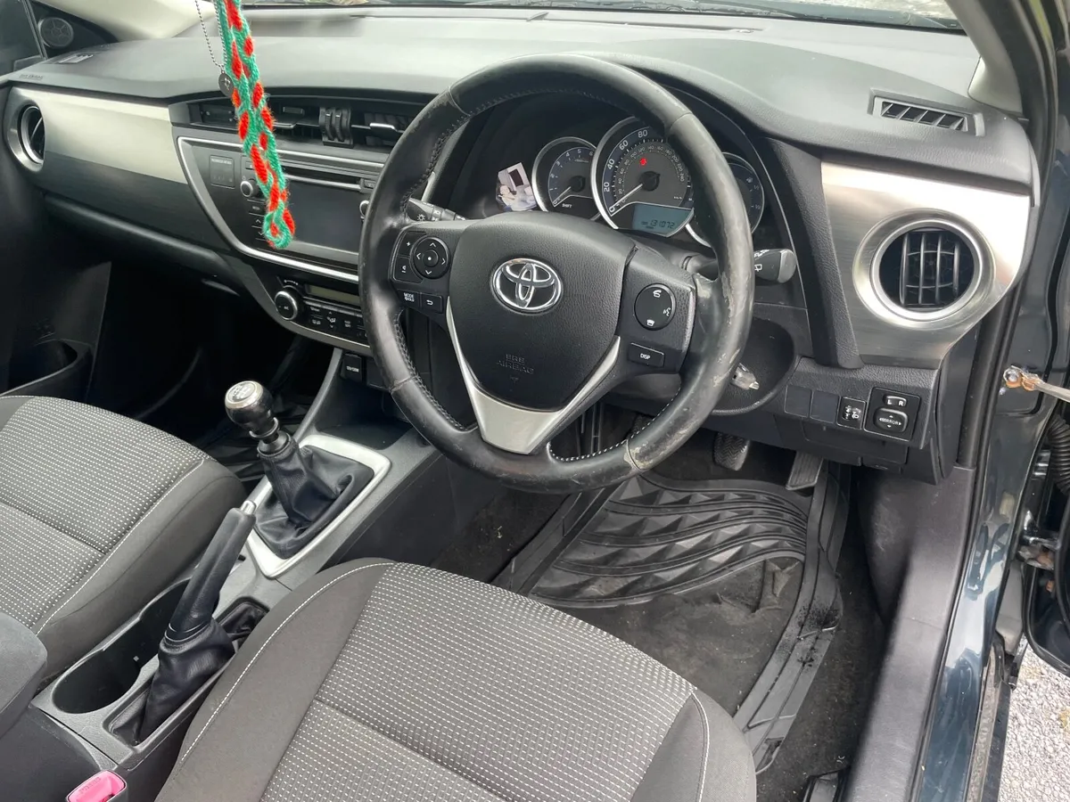 Toyota Auris 2014 - Image 2