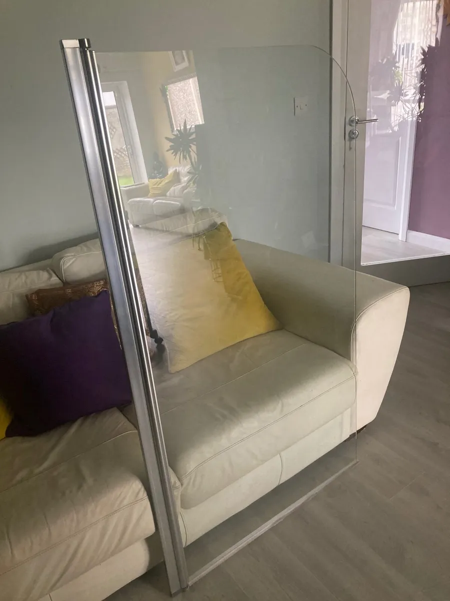 Curved Rotating BathScreen - Image 1