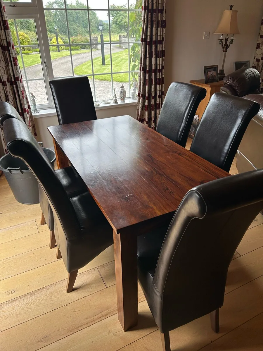 Table and chairs - Image 1